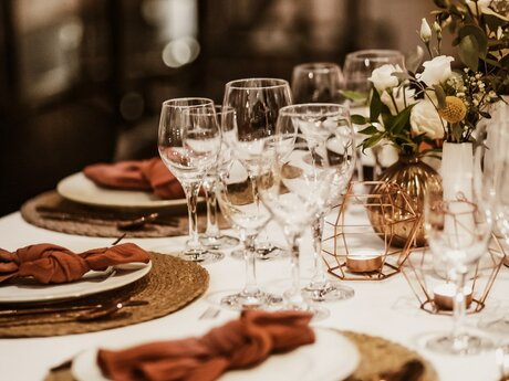 Eingedeckter Tisch für Hochzeiten