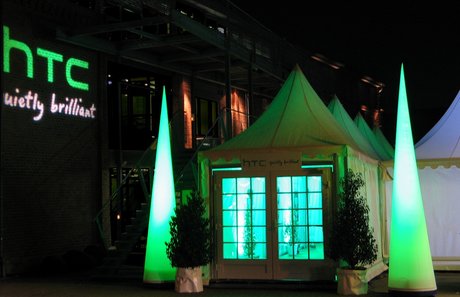 Illuminierter und aufmerksamkeitsstark beleuchteter Eingangsbereich für ein Business-Event