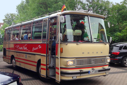 Zurück in die Vergangenheit mit dem Oldtimer-Bus-Shuttle aus dem Jahr 1968