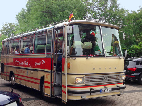 Zurück in die Vergangenheit mit dem Oldtimer-Bus-Shuttle aus dem Jahr 1968